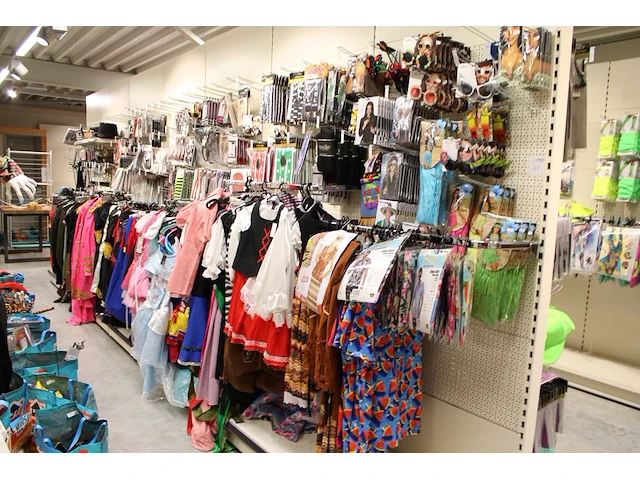 Carnavalskleding aan zevendelige wandstelling, ruim 240 kledingstukken, brillen, bretels, tasjes, panty's, ... - afbeelding 1 van  15