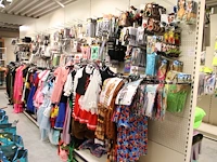 Carnavalskleding aan zevendelige wandstelling, ruim 240 kledingstukken, brillen, bretels, tasjes, panty's, ...
