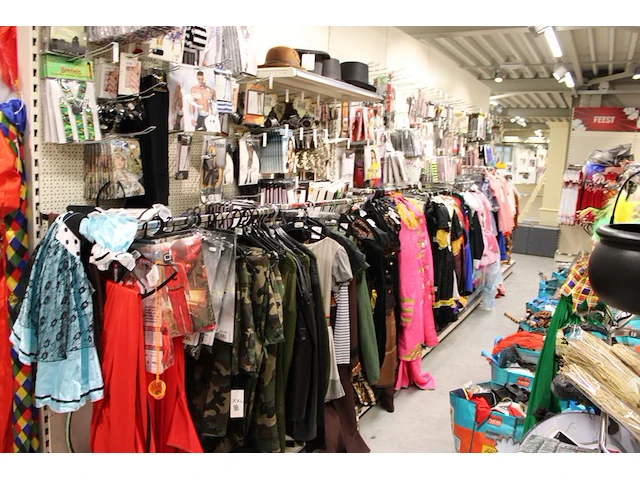 Carnavalskleding aan zevendelige wandstelling, ruim 240 kledingstukken, brillen, bretels, tasjes, panty's, ... - afbeelding 8 van  15