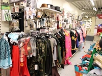 Carnavalskleding aan zevendelige wandstelling, ruim 240 kledingstukken, brillen, bretels, tasjes, panty's, ... - afbeelding 8 van  15
