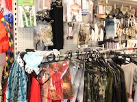 Carnavalskleding aan zevendelige wandstelling, ruim 240 kledingstukken, brillen, bretels, tasjes, panty's, ... - afbeelding 9 van  15
