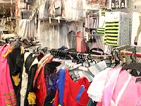 Carnavalskleding aan zevendelige wandstelling, ruim 240 kledingstukken, brillen, bretels, tasjes, panty's, ... - afbeelding 15 van  15