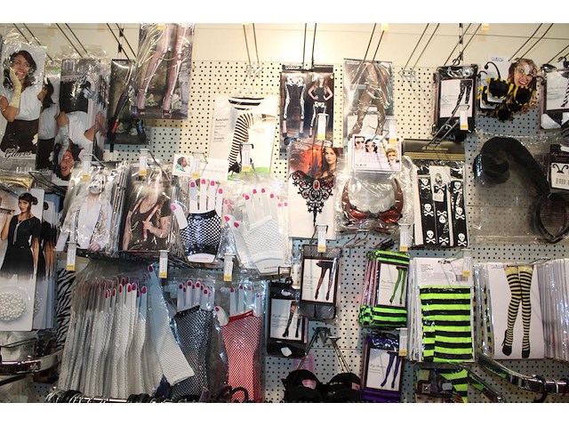 Carnavalskleding aan zevendelige wandstelling, ruim 240 kledingstukken w.o. brillen, bretels, tasjes, panty... - afbeelding 2 van  18