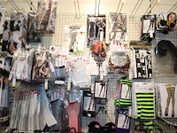 Carnavalskleding aan zevendelige wandstelling, ruim 240 kledingstukken w.o. brillen, bretels, tasjes, panty... - afbeelding 2 van  18