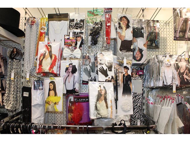 Carnavalskleding aan zevendelige wandstelling, ruim 240 kledingstukken w.o. brillen, bretels, tasjes, panty... - afbeelding 3 van  18