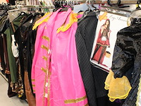 Carnavalskleding aan zevendelige wandstelling, ruim 240 kledingstukken w.o. brillen, bretels, tasjes, panty... - afbeelding 4 van  18