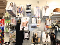 Carnavalskleding aan zevendelige wandstelling, ruim 240 kledingstukken w.o. brillen, bretels, tasjes, panty... - afbeelding 7 van  18