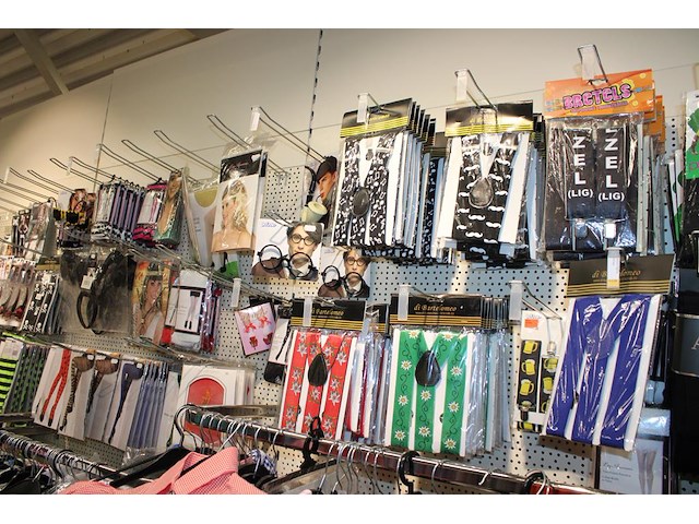 Carnavalskleding aan zevendelige wandstelling, ruim 240 kledingstukken w.o. brillen, bretels, tasjes, panty... - afbeelding 13 van  18