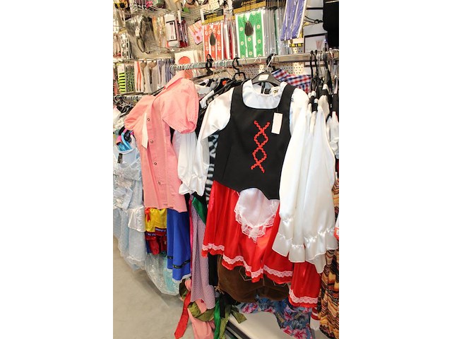 Carnavalskleding aan zevendelige wandstelling, ruim 240 kledingstukken w.o. brillen, bretels, tasjes, panty... - afbeelding 14 van  18