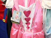 Carnavalskleding aan zevendelige wandstelling, ruim 240 kledingstukken w.o. brillen, bretels, tasjes, panty... - afbeelding 16 van  18