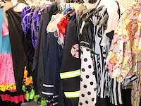 Carnavalskleding aan zevendelige wandstelling ruim 300 stuks. - afbeelding 8 van  13