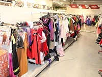 Carnavalskleding aan zevendelige wandstelling ruim 300 stuks. - afbeelding 2 van  8