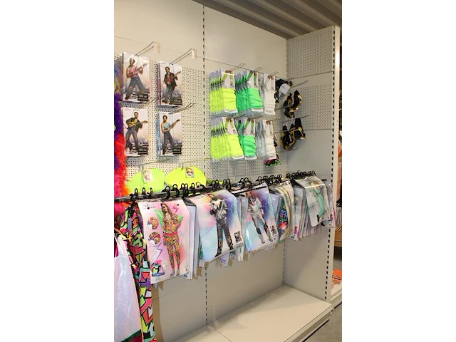 Carnavalskleding en accessoires aan zevendelige wandstelling, ruim 140 kledingstukken, brillen, riemen, cap... - afbeelding 2 van  12