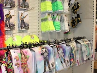 Carnavalskleding en accessoires aan zevendelige wandstelling, ruim 140 kledingstukken, brillen, riemen, cap... - afbeelding 2 van  12