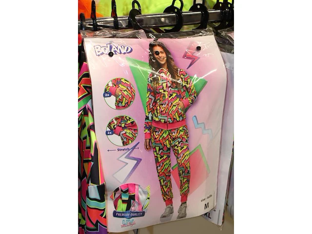 Carnavalskleding en accessoires aan zevendelige wandstelling, ruim 140 kledingstukken, brillen, riemen, cap... - afbeelding 3 van  12