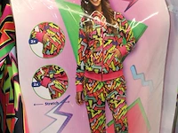 Carnavalskleding en accessoires aan zevendelige wandstelling, ruim 140 kledingstukken, brillen, riemen, cap... - afbeelding 3 van  12