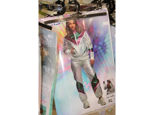 Carnavalskleding en accessoires aan zevendelige wandstelling, ruim 140 kledingstukken, brillen, riemen, cap... - afbeelding 4 van  12