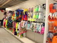 Carnavalskleding en accessoires aan zevendelige wandstelling, ruim 140 kledingstukken, brillen, riemen, cap...