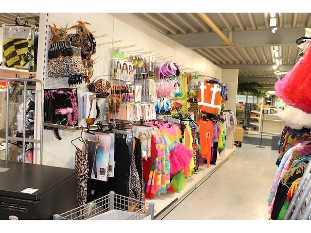 Carnavalskleding en accessoires aan zevendelige wandstelling, ruim 140 kledingstukken, brillen, riemen, cap... - afbeelding 5 van  12