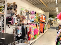 Carnavalskleding en accessoires aan zevendelige wandstelling, ruim 140 kledingstukken, brillen, riemen, cap... - afbeelding 5 van  12