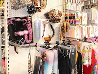 Carnavalskleding en accessoires aan zevendelige wandstelling, ruim 140 kledingstukken, brillen, riemen, cap... - afbeelding 6 van  12