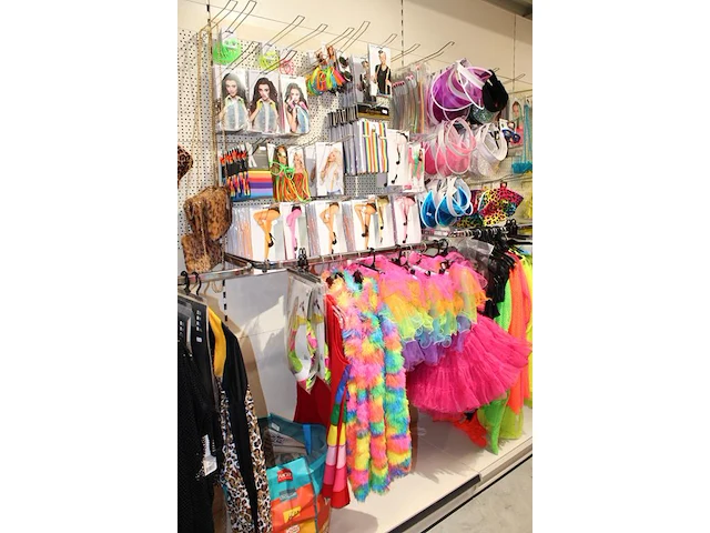 Carnavalskleding en accessoires aan zevendelige wandstelling, ruim 140 kledingstukken, brillen, riemen, cap... - afbeelding 8 van  12