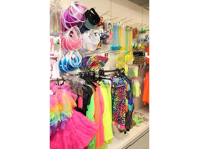 Carnavalskleding en accessoires aan zevendelige wandstelling, ruim 140 kledingstukken, brillen, riemen, cap... - afbeelding 9 van  12
