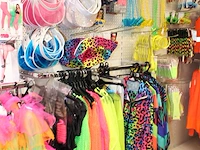 Carnavalskleding en accessoires aan zevendelige wandstelling, ruim 140 kledingstukken, brillen, riemen, cap... - afbeelding 9 van  12