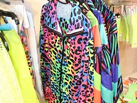 Carnavalskleding en accessoires aan zevendelige wandstelling, ruim 140 kledingstukken, brillen, riemen, cap... - afbeelding 10 van  12
