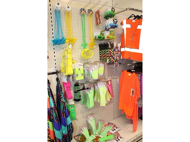 Carnavalskleding en accessoires aan zevendelige wandstelling, ruim 140 kledingstukken, brillen, riemen, cap... - afbeelding 11 van  12