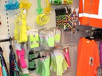 Carnavalskleding en accessoires aan zevendelige wandstelling, ruim 140 kledingstukken, brillen, riemen, cap... - afbeelding 11 van  12