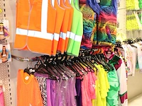 Carnavalskleding en accessoires aan zevendelige wandstelling, ruim 140 kledingstukken, brillen, riemen, cap... - afbeelding 12 van  12
