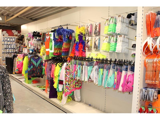 Carnavalskleding en accessoires aan zevendelige wandstelling, ruim 140 kledingstukken w.o. brillen, riemen,... - afbeelding 1 van  8