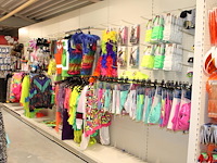 Carnavalskleding en accessoires aan zevendelige wandstelling, ruim 140 kledingstukken w.o. brillen, riemen,... - afbeelding 1 van  8