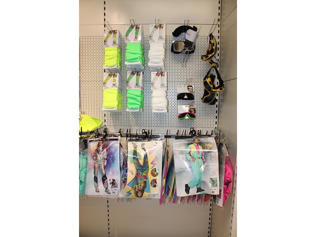 Carnavalskleding en accessoires aan zevendelige wandstelling, ruim 140 kledingstukken w.o. brillen, riemen,... - afbeelding 2 van  8