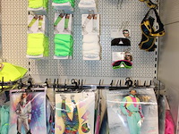 Carnavalskleding en accessoires aan zevendelige wandstelling, ruim 140 kledingstukken w.o. brillen, riemen,... - afbeelding 2 van  8