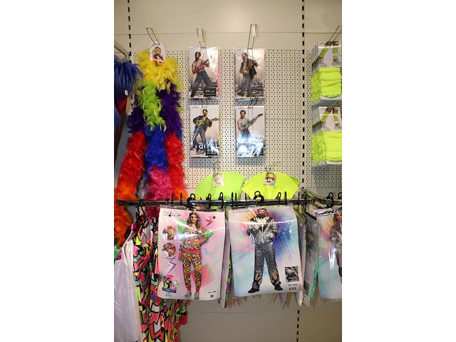 Carnavalskleding en accessoires aan zevendelige wandstelling, ruim 140 kledingstukken w.o. brillen, riemen,... - afbeelding 3 van  8