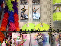 Carnavalskleding en accessoires aan zevendelige wandstelling, ruim 140 kledingstukken w.o. brillen, riemen,... - afbeelding 3 van  8