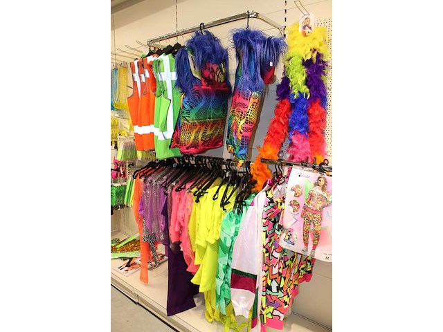 Carnavalskleding en accessoires aan zevendelige wandstelling, ruim 140 kledingstukken w.o. brillen, riemen,... - afbeelding 4 van  8
