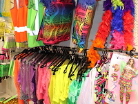 Carnavalskleding en accessoires aan zevendelige wandstelling, ruim 140 kledingstukken w.o. brillen, riemen,... - afbeelding 4 van  8