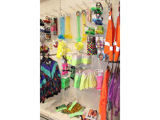 Carnavalskleding en accessoires aan zevendelige wandstelling, ruim 140 kledingstukken w.o. brillen, riemen,... - afbeelding 5 van  8