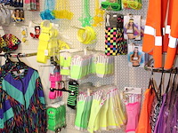 Carnavalskleding en accessoires aan zevendelige wandstelling, ruim 140 kledingstukken w.o. brillen, riemen,... - afbeelding 5 van  8