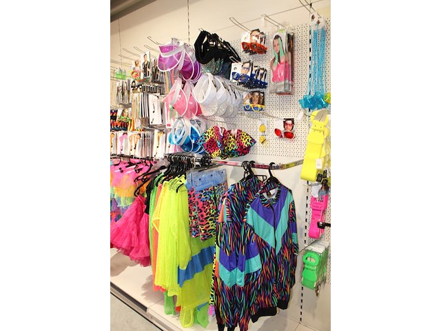 Carnavalskleding en accessoires aan zevendelige wandstelling, ruim 140 kledingstukken w.o. brillen, riemen,... - afbeelding 6 van  8