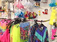 Carnavalskleding en accessoires aan zevendelige wandstelling, ruim 140 kledingstukken w.o. brillen, riemen,... - afbeelding 6 van  8