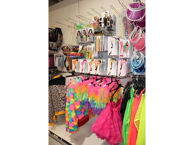 Carnavalskleding en accessoires aan zevendelige wandstelling, ruim 140 kledingstukken w.o. brillen, riemen,... - afbeelding 7 van  8