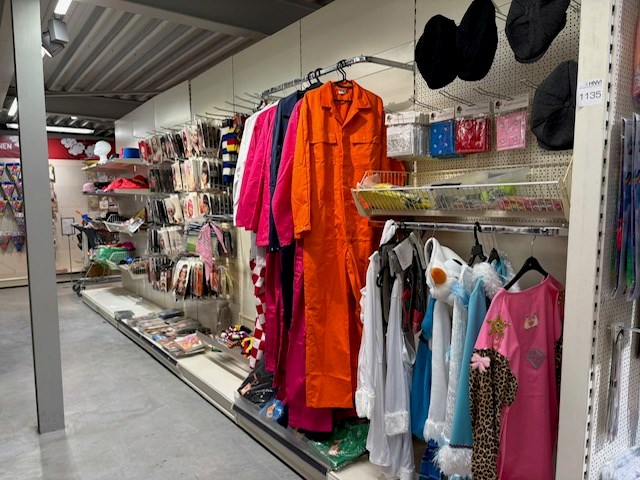Carnavalskleding en accessoires aan zevendelige wandstelling w.o. 47 kielen, 9 overalls, 35 opposuits blous... - afbeelding 1 van  8