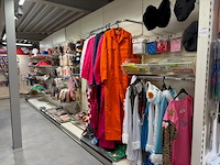 Carnavalskleding en accessoires aan zevendelige wandstelling w.o. 47 kielen, 9 overalls, 35 opposuits blous... - afbeelding 1 van  8