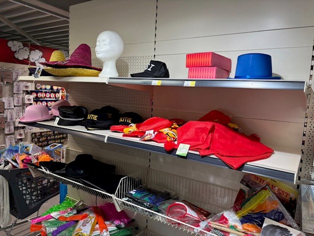 Carnavalskleding en accessoires aan zevendelige wandstelling w.o. 47 kielen, 9 overalls, 35 opposuits blous... - afbeelding 2 van  8
