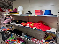 Carnavalskleding en accessoires aan zevendelige wandstelling w.o. 47 kielen, 9 overalls, 35 opposuits blous... - afbeelding 2 van  8