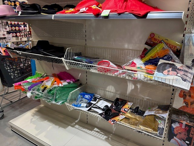Carnavalskleding en accessoires aan zevendelige wandstelling w.o. 47 kielen, 9 overalls, 35 opposuits blous... - afbeelding 3 van  8